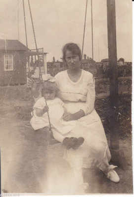 Ebba og Edith ca 1919.jpg