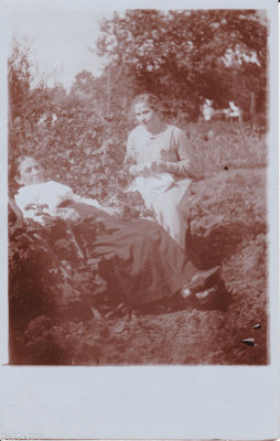 Inger og Betty 1918.jpg