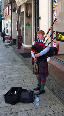 Very enthousiastic young piper
