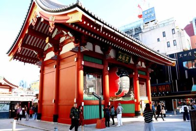 KAMINARIMON GATE (THUNDER GATE) TO THE ASAKUSA RETAIL DISTRICT AND BUDDHIST TEMPLE