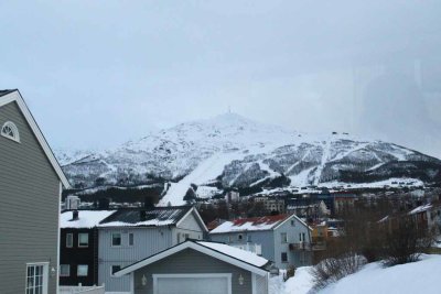 WORLD-CLASS SKI RUNS ON NEARBY MOUNTAIN