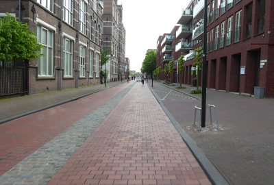 Delft, small way for cars5