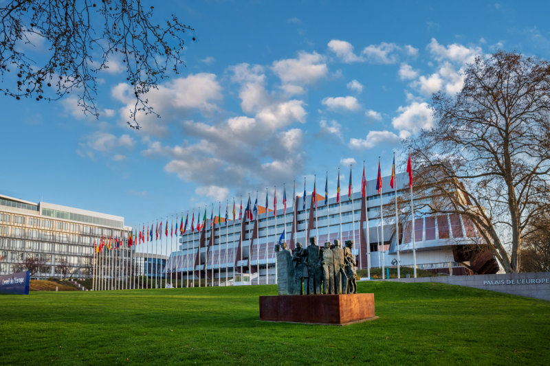 Monument des droits de la personne  ct de limmeuble du Conseil de lEurope  Strasbourg