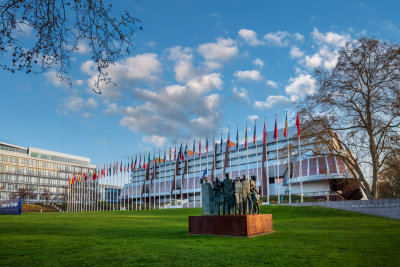 Monument des droits de la personne  ct de l'immeuble du Conseil de l'Europe  Strasbourg