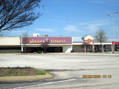 Planet Fitnes empty