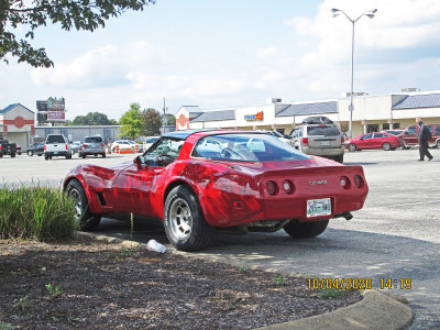 80 / 81 / or 82 Corvette on Planet Fitness parking lot.      IMG_2310.jpg