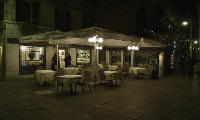 The pleasant restaurant of Hotel La Fenice is open until midnight