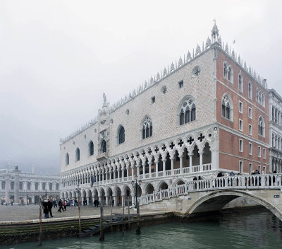 Palzzo Ducale vanishing into  the fog