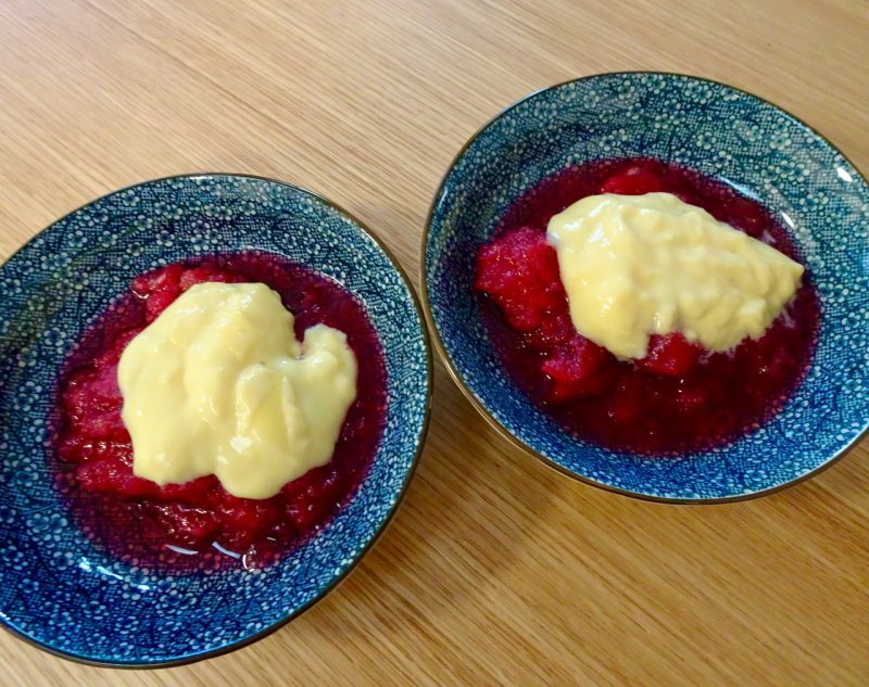 Cooked apples with custard