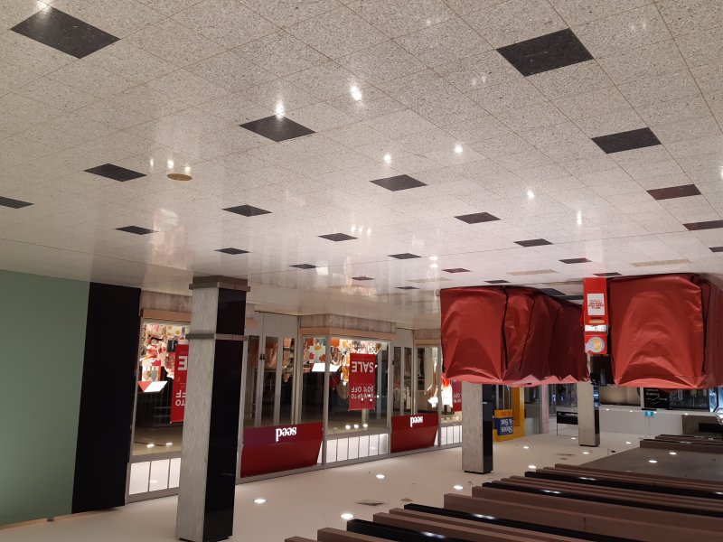 COVID lockdown: shopping mall emptiness
