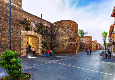 Arco de las cien doncellas en la muralla medieval 