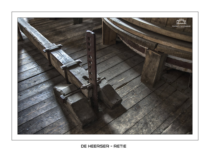 lifting system for the grinding stones