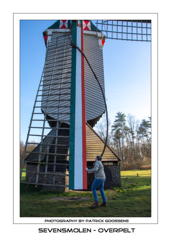 Afzeilen en opbergen - putting the rolled canvas behind the wing again
