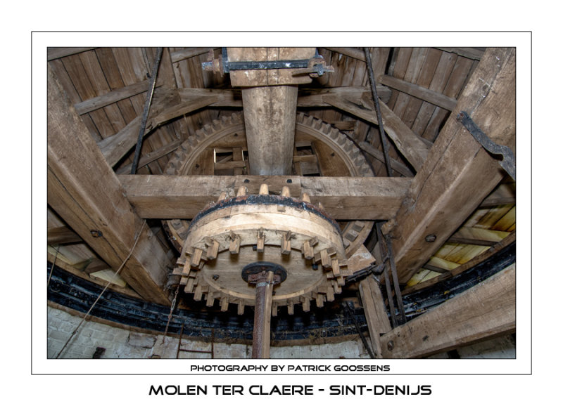 Onder de kap het vangwiel en kamwiel - In the cap the brakewheel with windshaft and vertical shaft