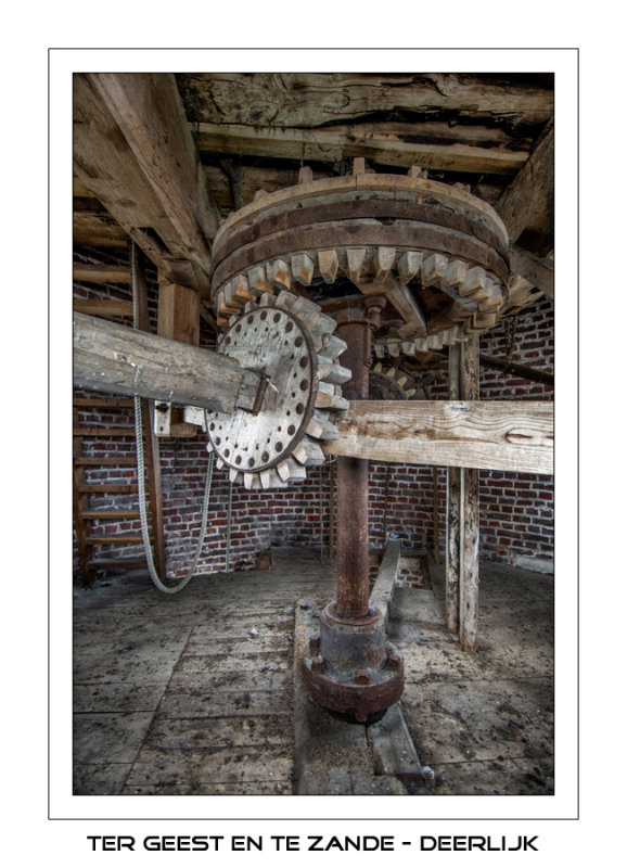 036 - koningsspil met de aandrijving van het luiwerk - vertical shaft with drivegear for the sack winches