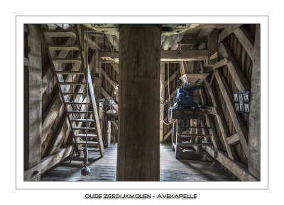 Zicht op de staak met rechts achter de haverpletter