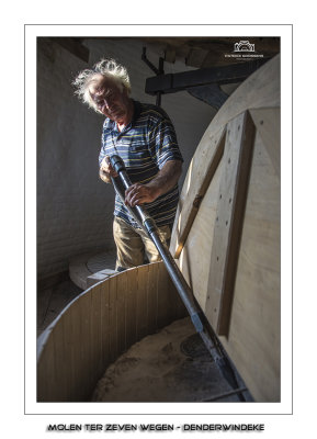 Cleaning the grinding stones with a vacuumcleaner