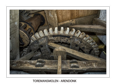 Small lantern gear driving the upright millstones