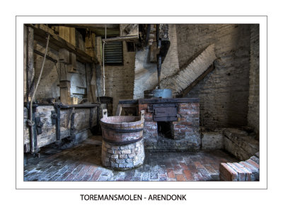 Overview of the warming plate and oven on the right and the stamping mill on the left