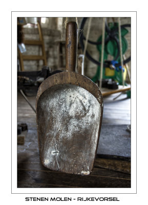 Wooden flourscoop