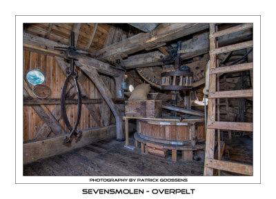 Steenzolder met trap naar de kap, steenkraan en kijkgat - Stonefloor with stairs to the cap, stonecrane and peephole