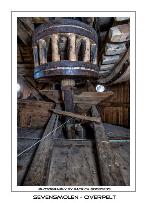 De lantaarn en het deksel van de maalstoel - lantern gear and cover of the millstone casing