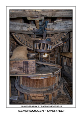 Een zicht op de maalstoel op de steenzolder - A view on the millstones and gear on the stonefloor