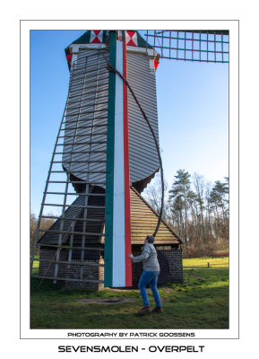 Afzeilen en opbergen - putting the rolled canvas behind the wing again