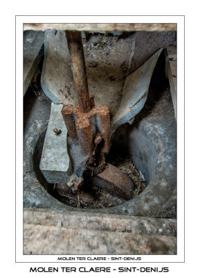 molensteen met schuddebakje - millstone with shoe feeder