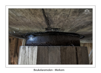 049 Standaard met steenbalk 
