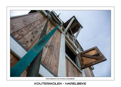 018 Aandrijving van de haverpletter zit langs de buitenkant