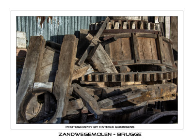 096 Losse molenonderdelen in bijgebouw