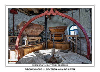 049 Loper hangt in de steenkraan