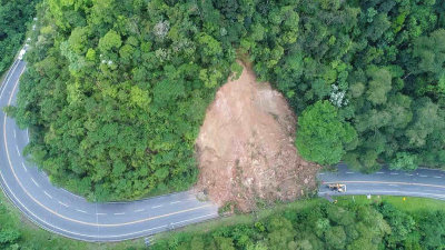 Landslide on the road to Itororo Lodge from Rio