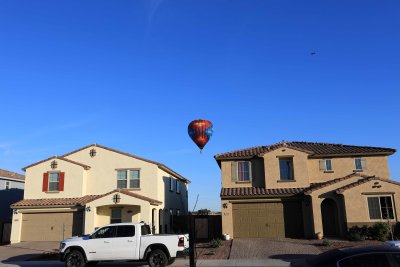 Hot_air_balloon_flyover