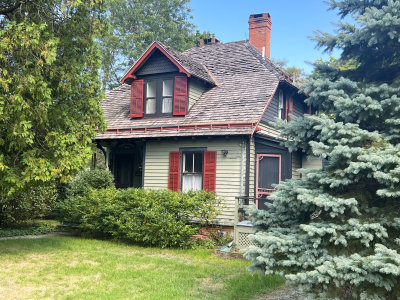 House adjoining the gardens.