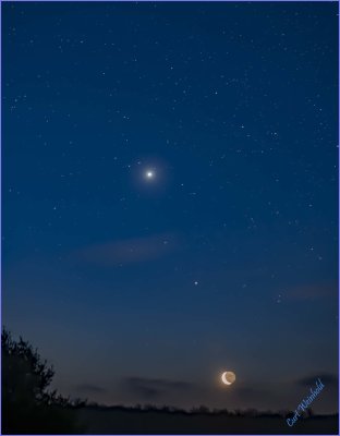 Venus, Mars & a crescent moon in alignment.