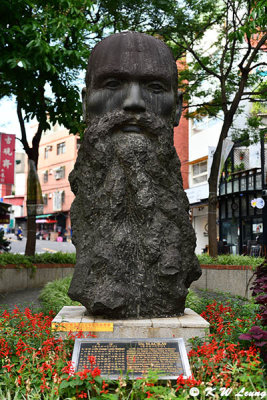 Dr. Mackay Statue DSC_5706