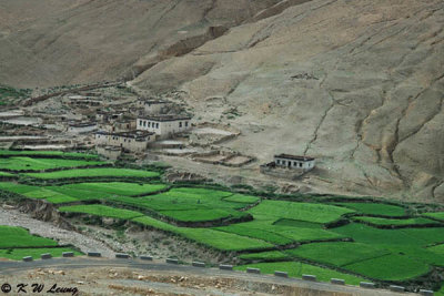 Scenery on the way from Tingri to Shigatse 02