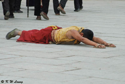 Devout Tibetan pilgrim 01