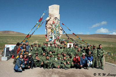 Taking photo with China's People's Liberation Army in Tanggula Pass 5231M