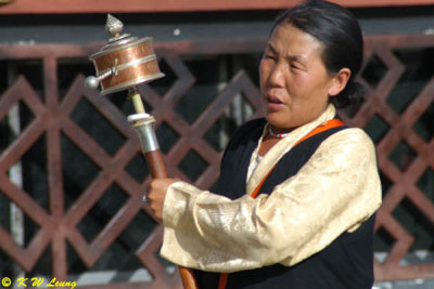 Another Tibetan lady was rotating a prayer wheel
