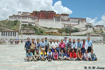 Group photo in Potala Palace Square 01