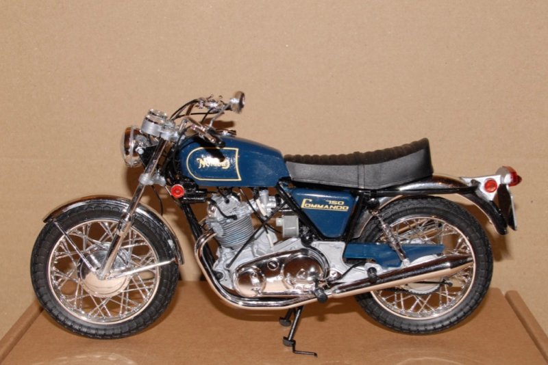 Norton 750 Commando (Ech:1/8)