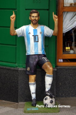 Statue de Lionel Messi, lgende du soccer argentin, devant le caf bar La Biela, Buenos Aires, Argentine - IMGP0400.JPG
