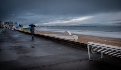 plage, pluie et parapluie