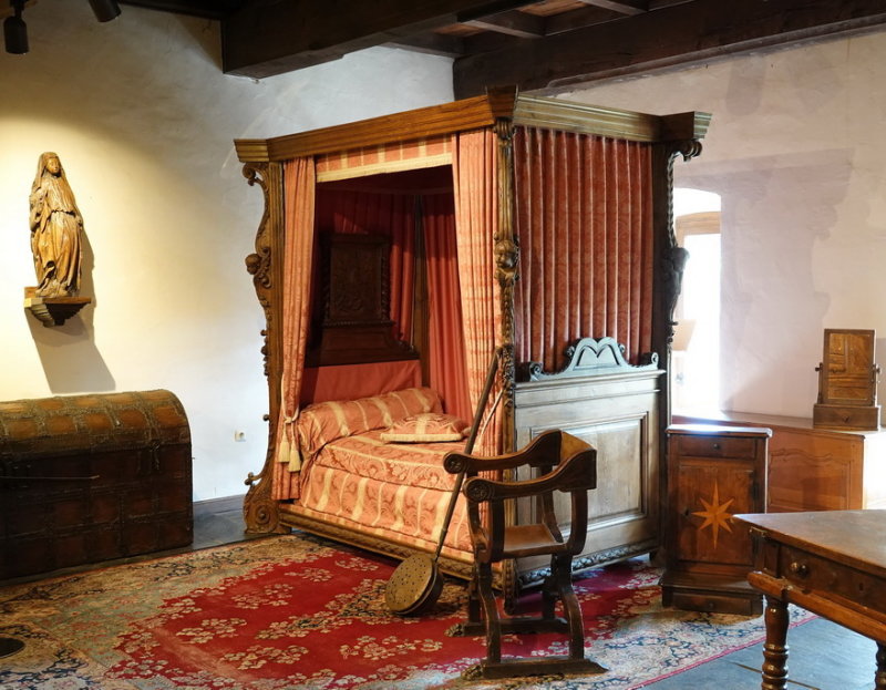 Vianden castle - canopied bed