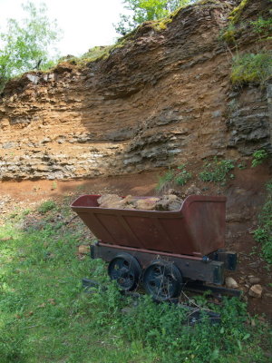 Buggi - Wagon pour le transport du minerai devant l'entre de l'ancienne mine
