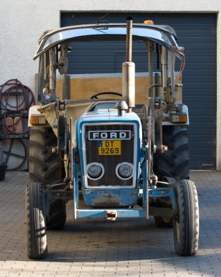 Tractor for use in the vineyards