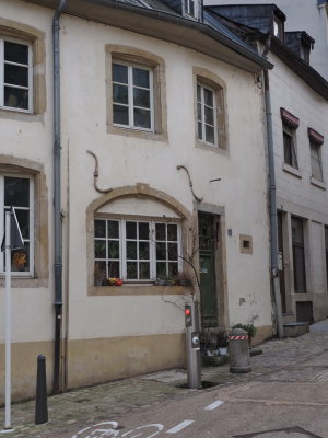 a house in Pfaffenthal built before sophisticated traffic regulation had to be put in place